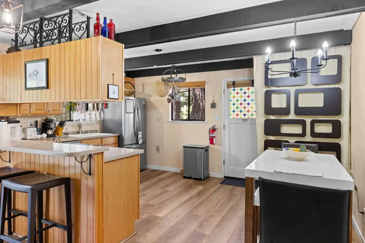 Kitchen with a breakfast bar and small island, Cortina Chalet