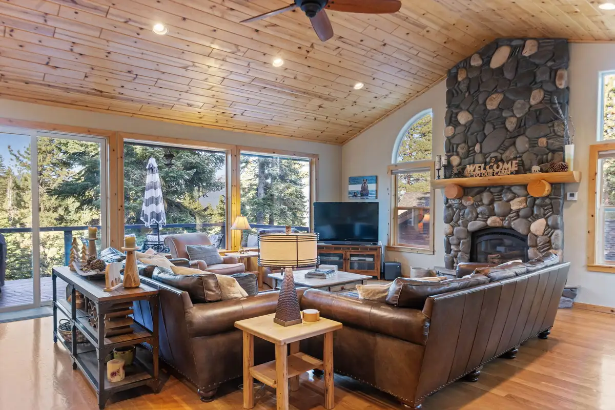 Family room, Lakeview Grandeur