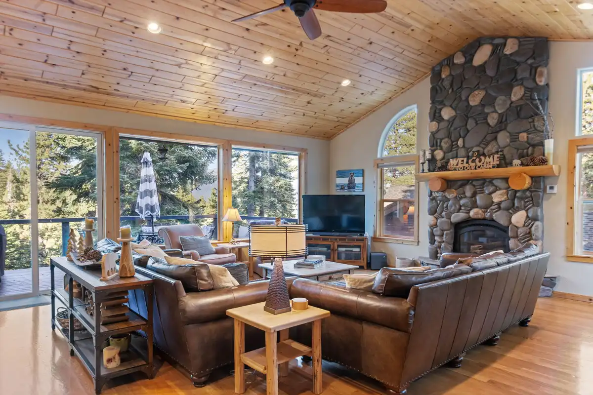 Family room, Lakeview Grandeur