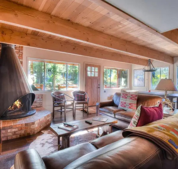 Enchanting Chamberlands Cabin, cabin in Tahoma