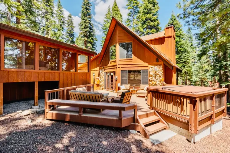 Sunlit Incline Retreat, a vacation rental in Incline Village, Lake Tahoe