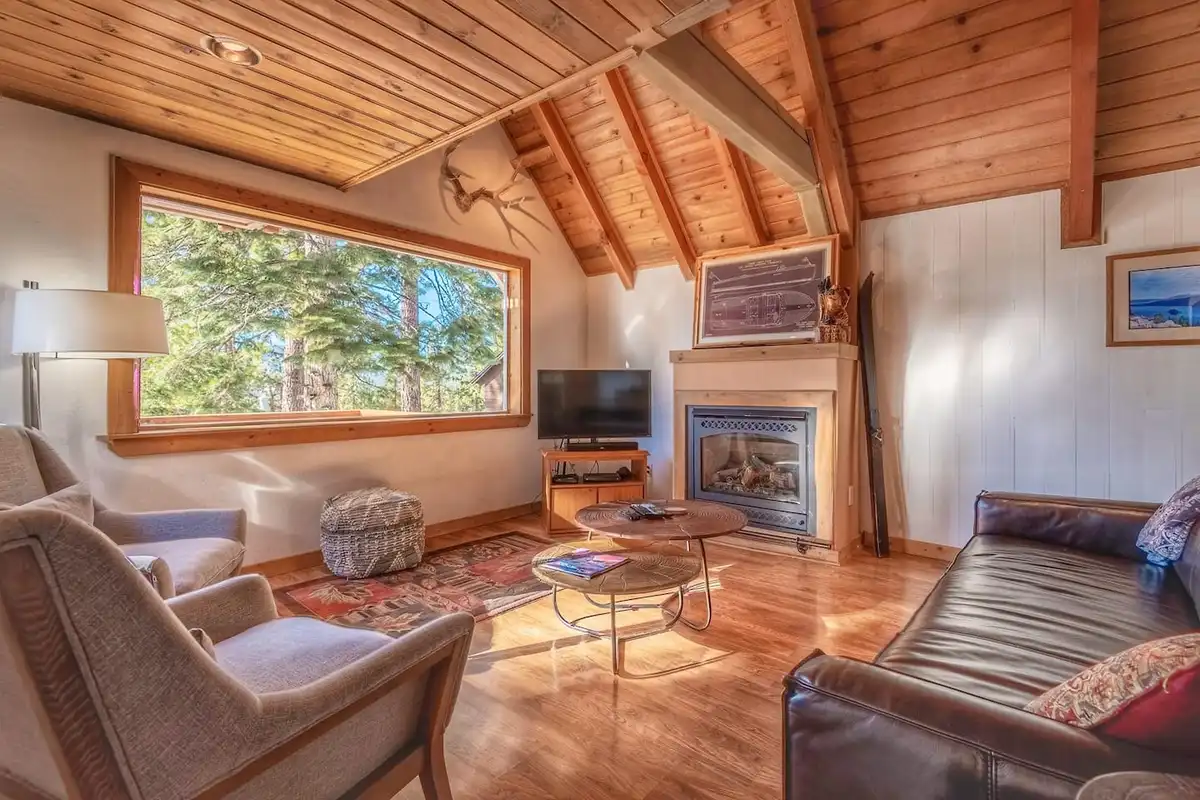 Living room with gas fireplace and wood ceiling, Lakeview Serenity Cottage