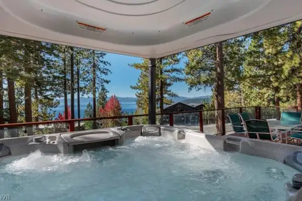 Hot tub on deck, Lake View Treasure