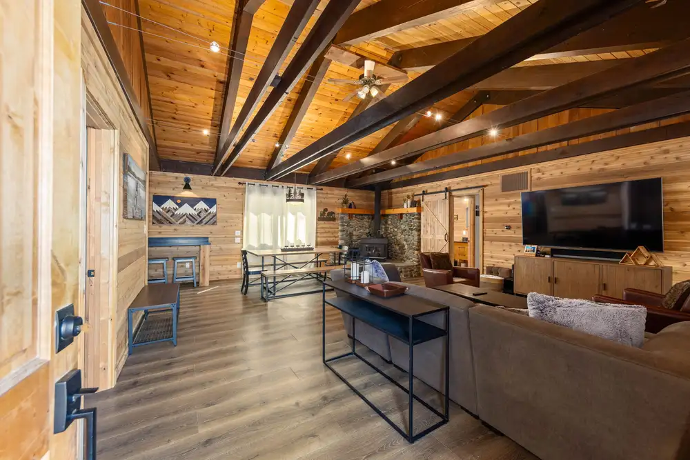 Updated West Shore Cabin 1 mile to Chambers Beach, an MG home in Homewood