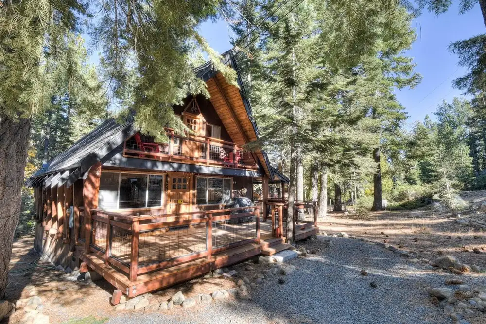 Secluded Cabin has everything you need for a relaxing Lake Tahoe retreat, Enchanting Chamberlands Cabin, an MG home in Tahoma
