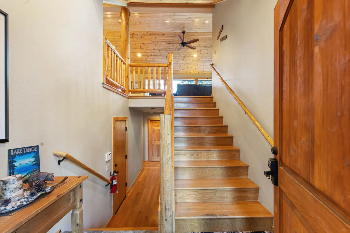Entrance, Lakeview Grandeur