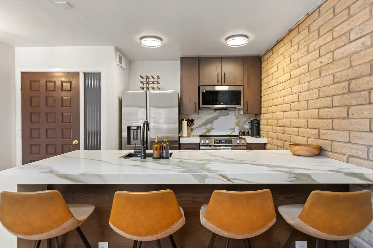 Kitchen breakfast bar with seating for four and marble backsplash, Treetop on Country Club