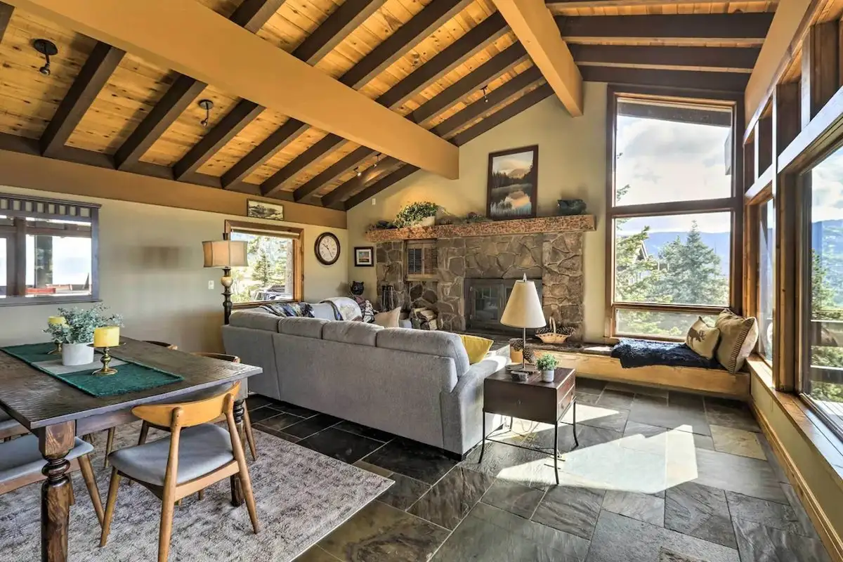 Living area, Lakeview Oasis
