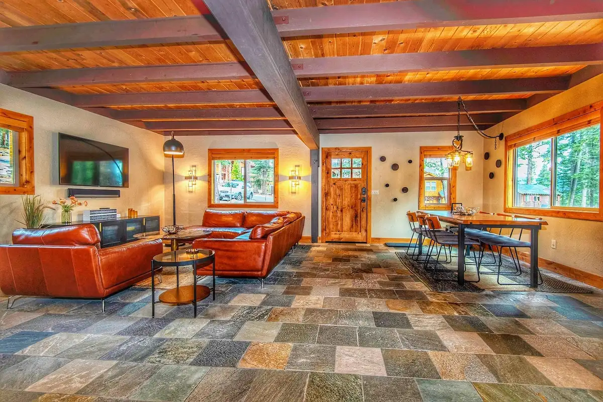 Living and dining area with slate floors and leather sofas, Restful North Ridge