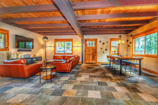 Living and dining area with slate floors and leather sofas, Restful North Ridge