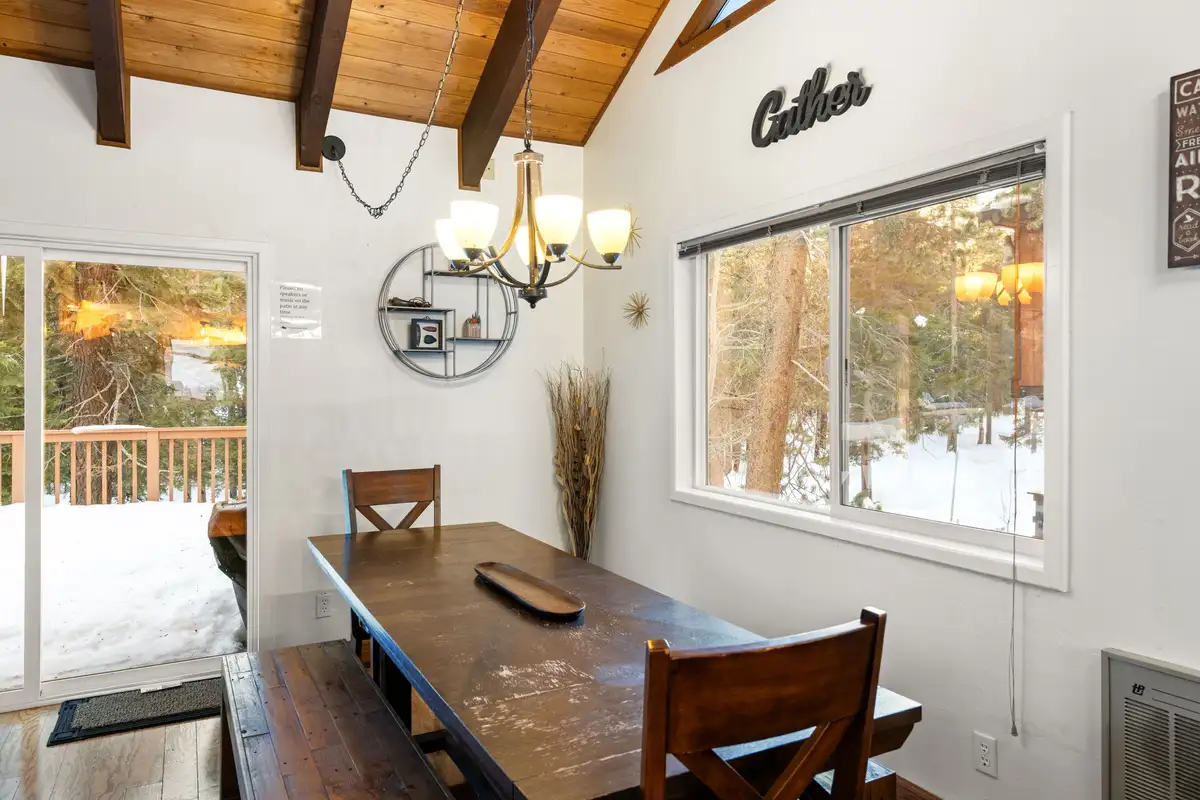 Open dining area, Sierra Woodlands Getaway