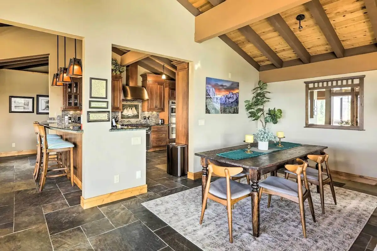 Dining, Lakeview Oasis