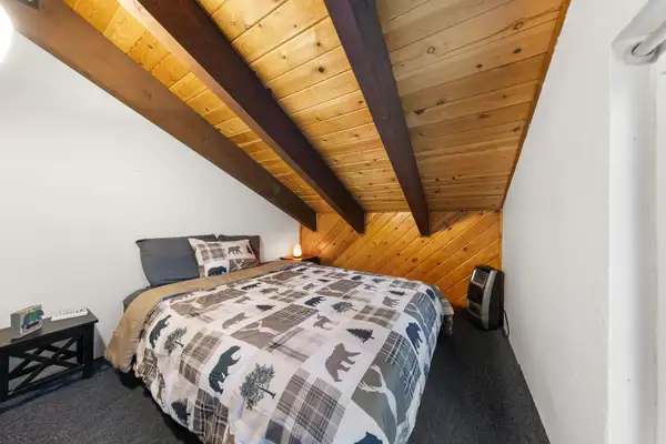 Loft area bedroom, Sierra Woodlands Getaway
