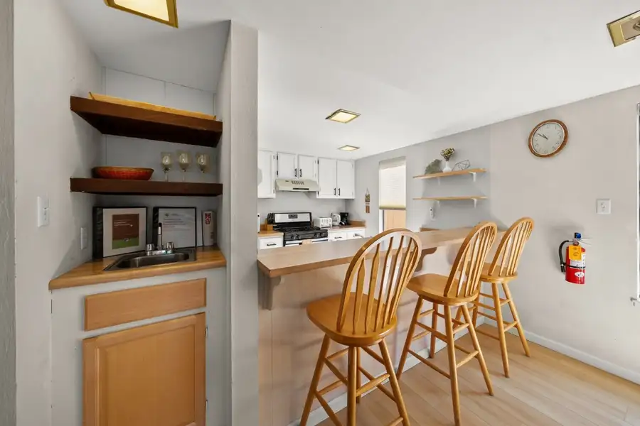 Kitchen breakfast bar with wooden stools, Skiway Suite
