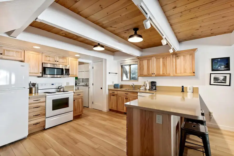 Kitchen with breakfast bar, Patton's Pfeiffer Cabin