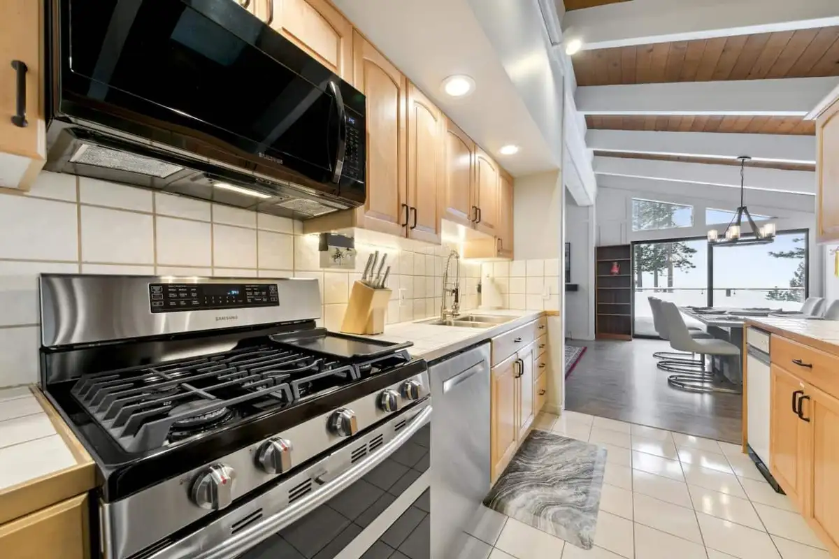 Kitchen, Lake View Treasure