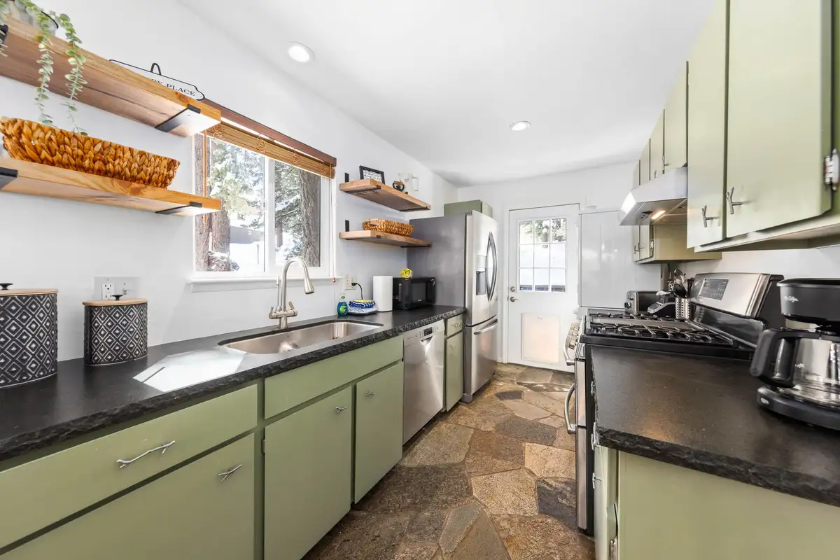 Fully equipped kitchen with high end stainless steel appliances and gas stove, Mountaintop Retreat