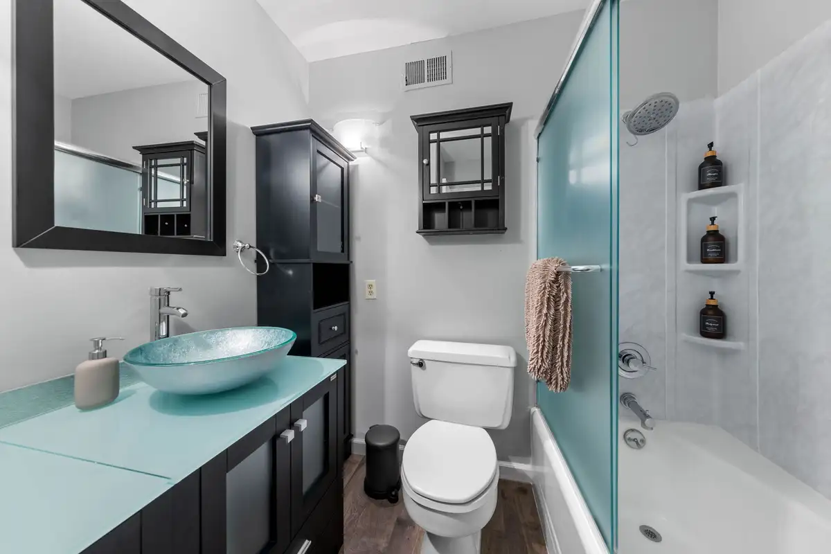 Bathroom with glass vessel sink and shower tub, Incline Tranquil Loft