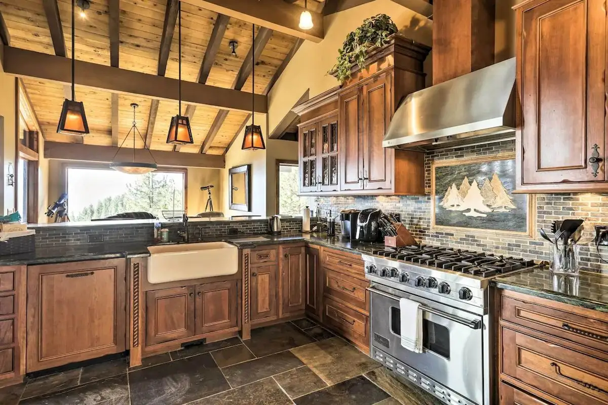 Private kitchen, Lakeview Oasis