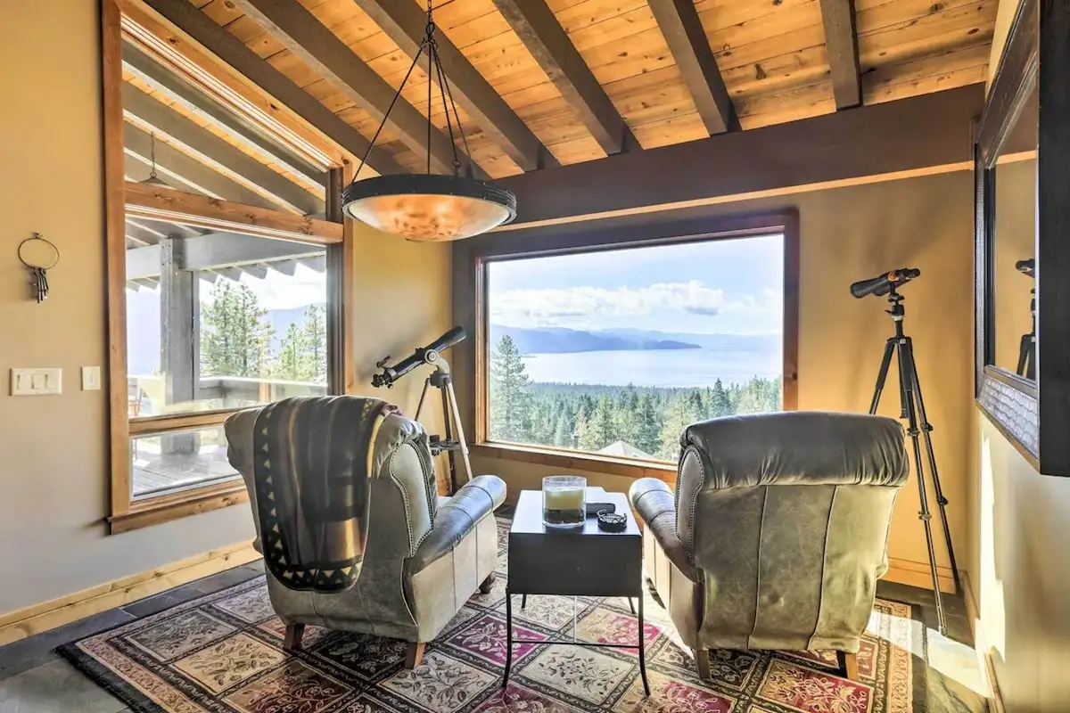 Sitting Area, Lakeview Oasis