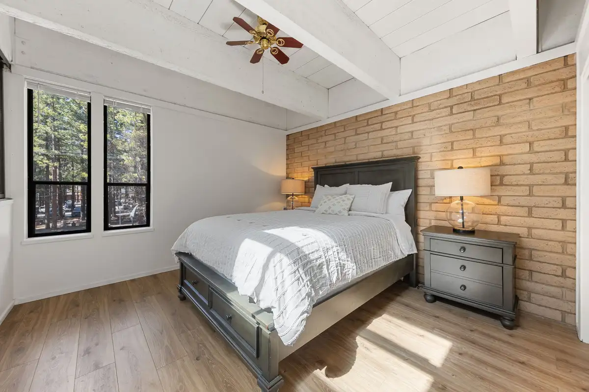 Loft bedroom with queen bed, vaulted wood-beam ceiling, and ceiling fan, Treetop on Country Club