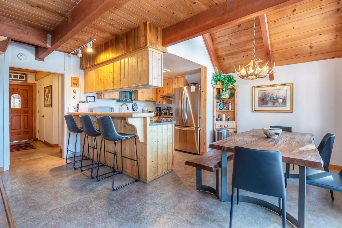 Kitchen with breakfast bar stools and dining table, Lakeview Serenity Cottage