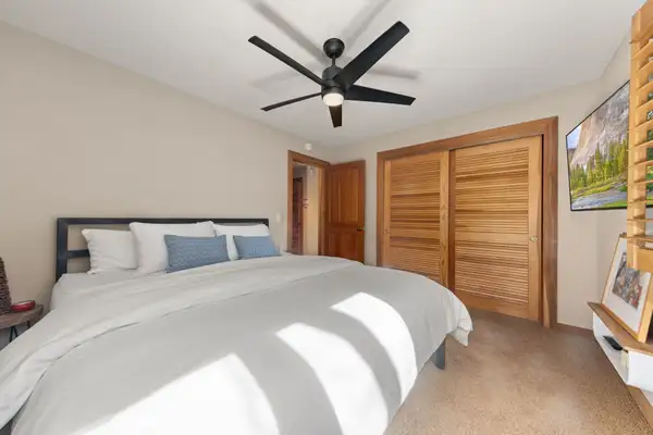 King bed 1st floor, Elevated Tahoe Escape