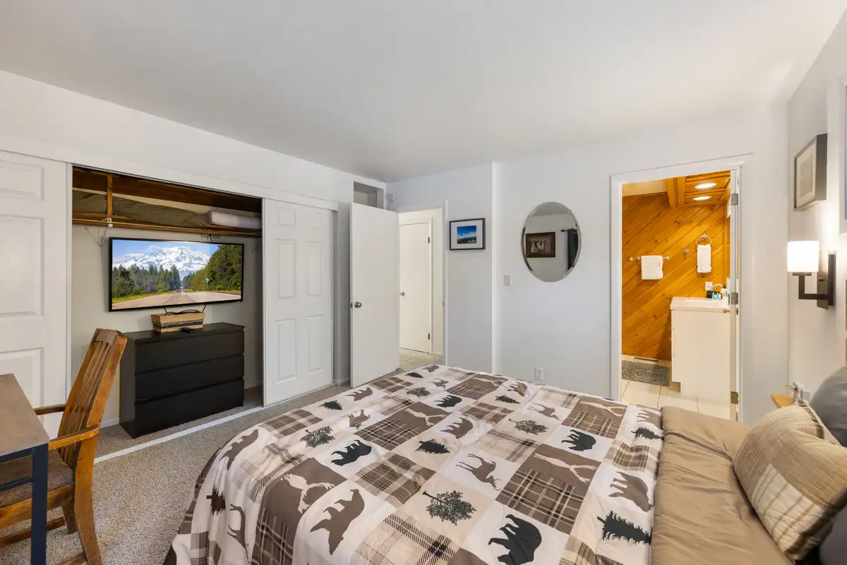 Master bedroom, Sierra Woodlands Getaway