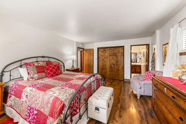 Master bedroom King 2nd floor, Evergreen Hideout