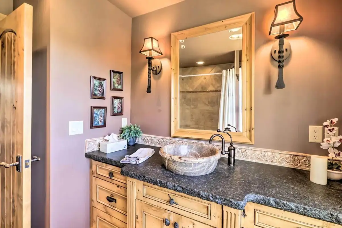 Full Bathroom | Hair Dryer, Lakeview Oasis