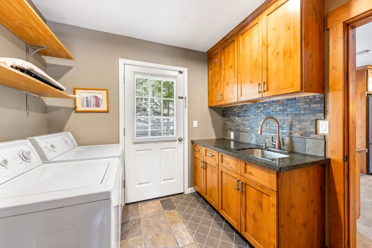 Laundry room with washer, dryer and utility sink, Tranquil Stay
