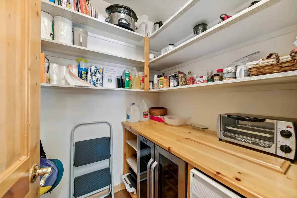 Pantry with open shelves, wine fridge and toaster oven, Hastings Hideaway Cabin