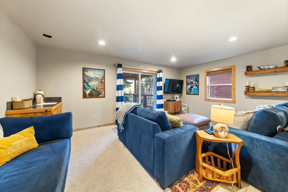 Bonus room with pull out couch, Lakeview Grandeur