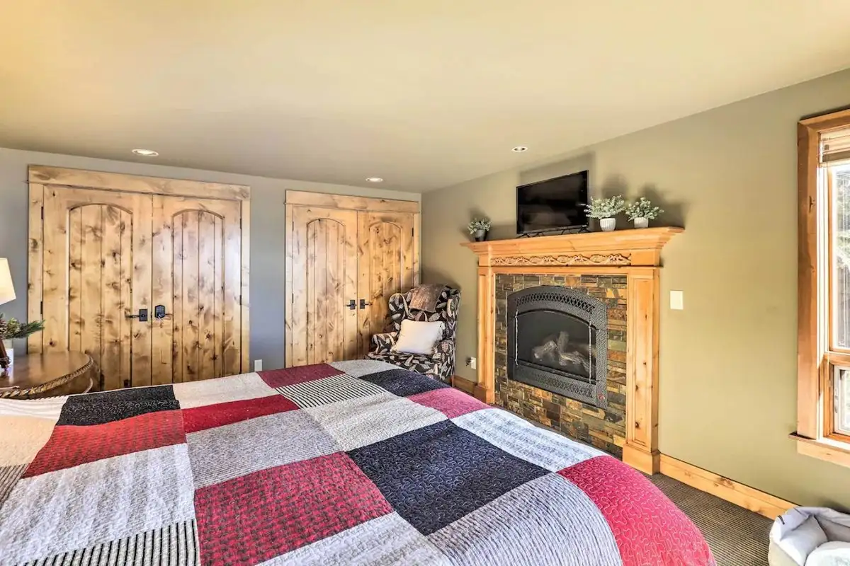 Room, Lakeview Oasis