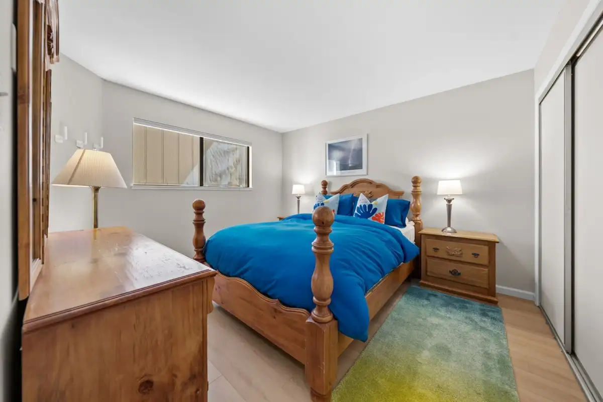 Bedroom with a four-poster bed and colorful rug, Skiway Suite