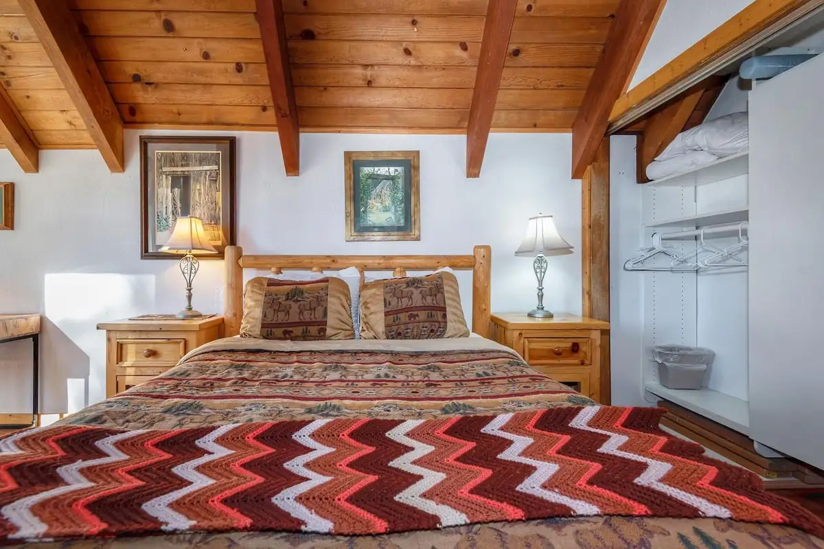 Bedroom with a log bed and chevron blanket, Lakeview Serenity Cottage
