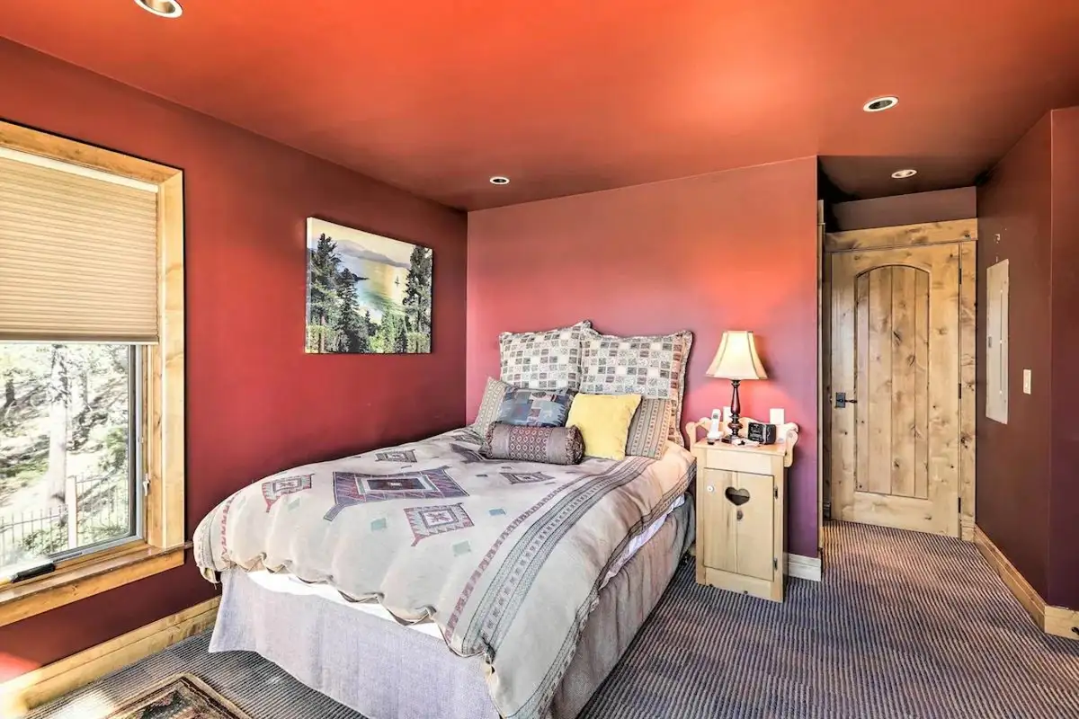 Room, Lakeview Oasis