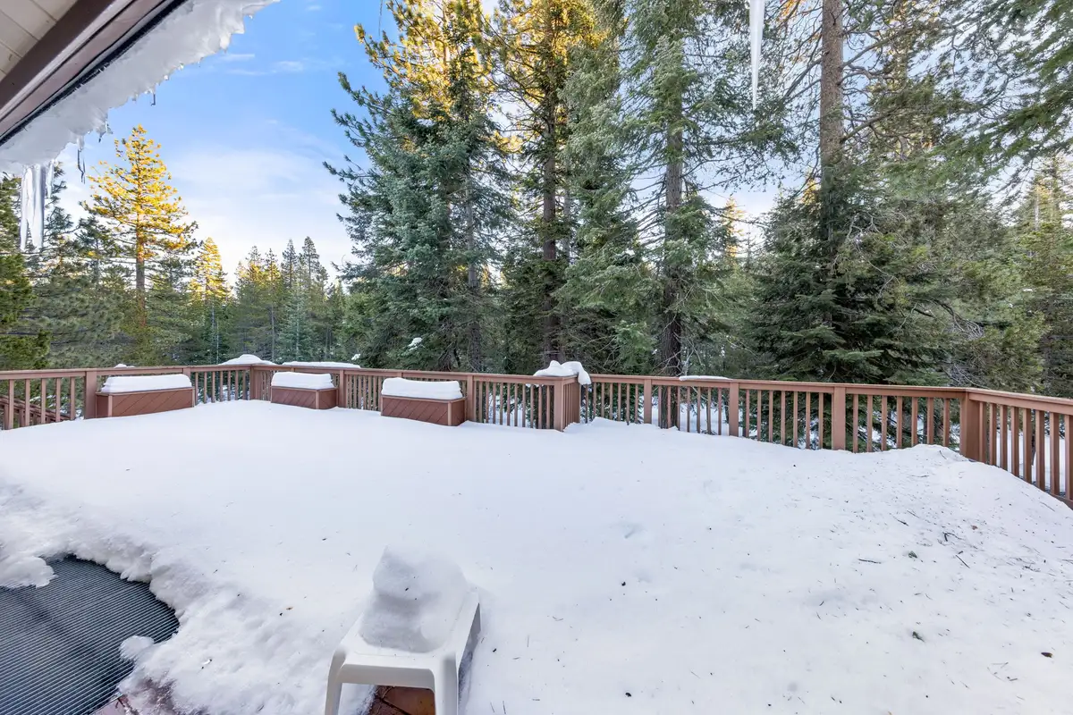 Outdoor deck, Sierra Woodlands Getaway