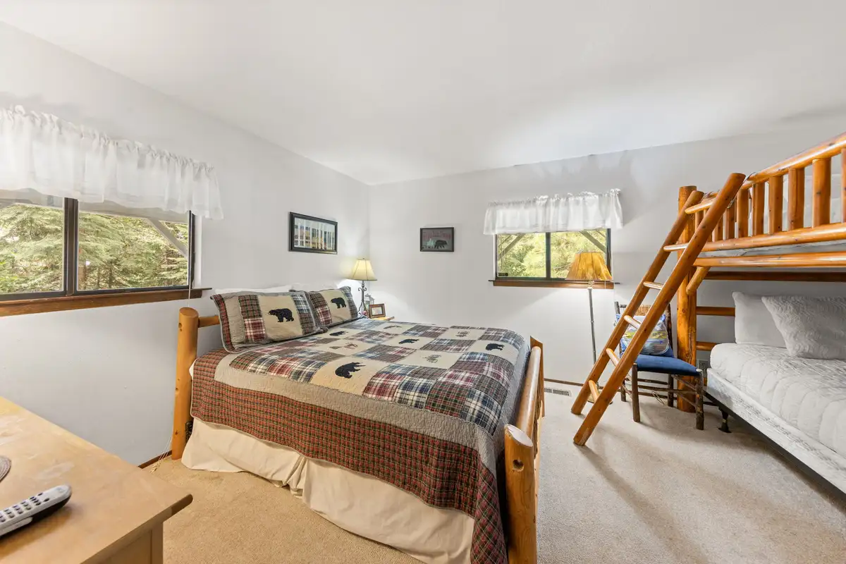 1st floor Queen and 2 Twins, Evergreen Hideout