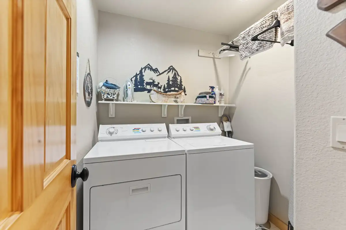 Laundry, Lakeview Grandeur