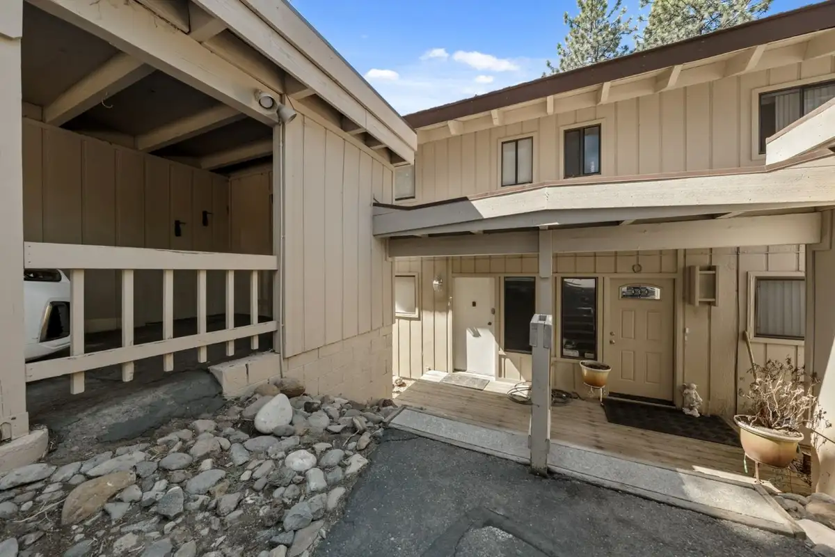 Townhome courtyard entry with rock landscaping, Skiway Suite