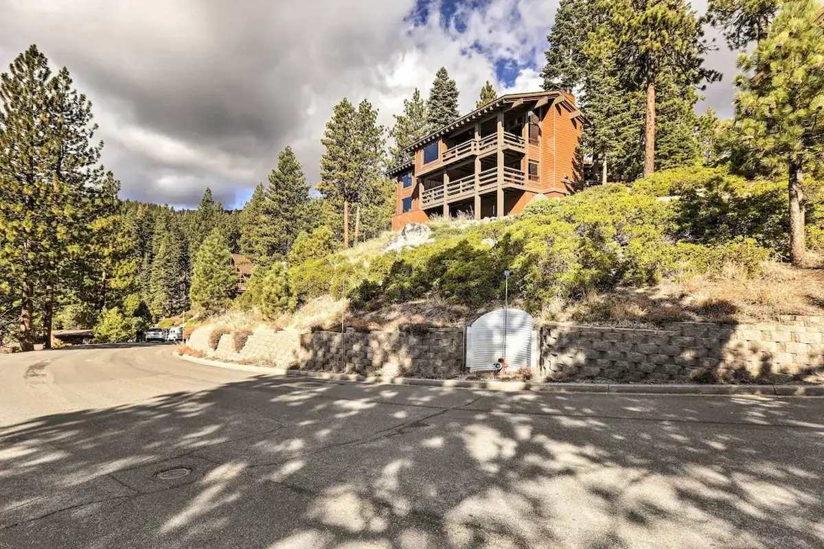 Exterior, Lakeview Oasis