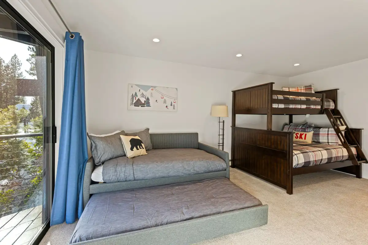 Bedroom with bunk beds and a trundle daybed, Incline Lakehouse Lookout